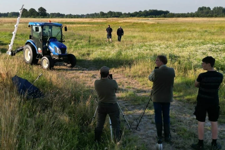 Waarnemer dirigeert veiligstellers naar hotspots in te maaien vegetatie